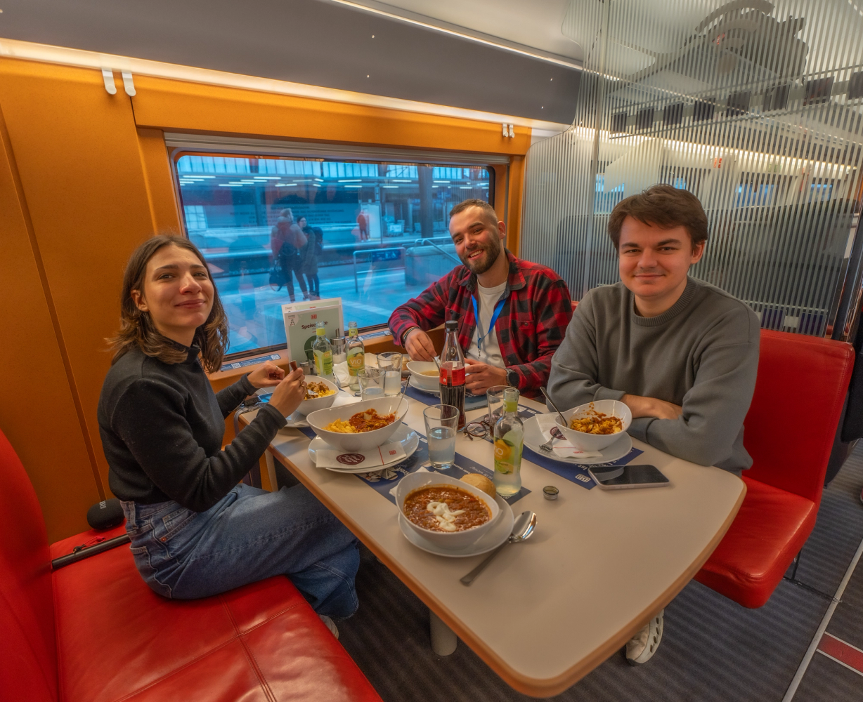 Photo : ©Alexis Calvignac -  Notre reporter Lisa, Thibault Constant (SimplyRailway) et Emmanuel Brémont (Railcolor) dans la voiture-restaurant du nouveau train à grande vitesse