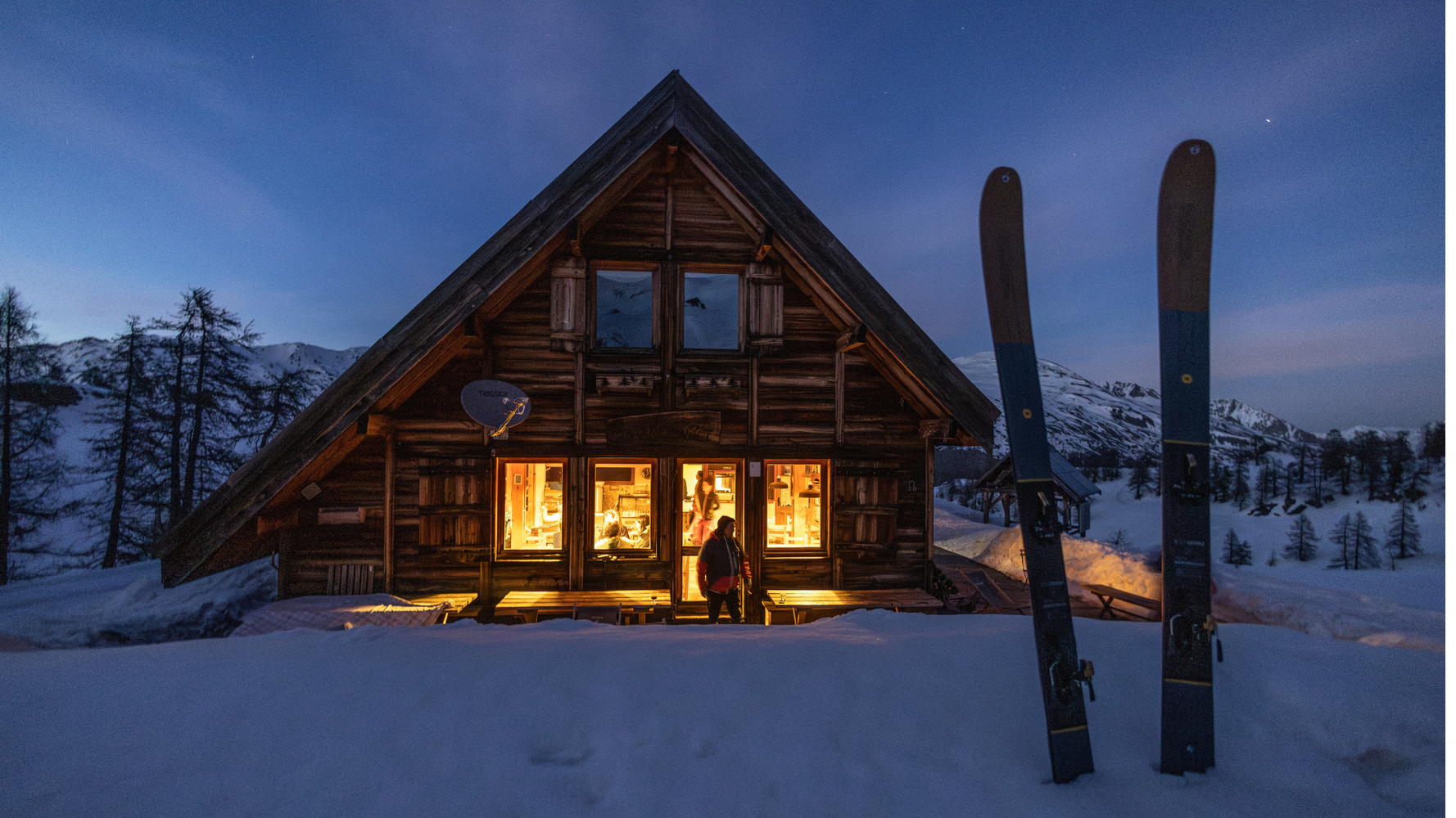 Le refuge en bois de nuit, dans la neige