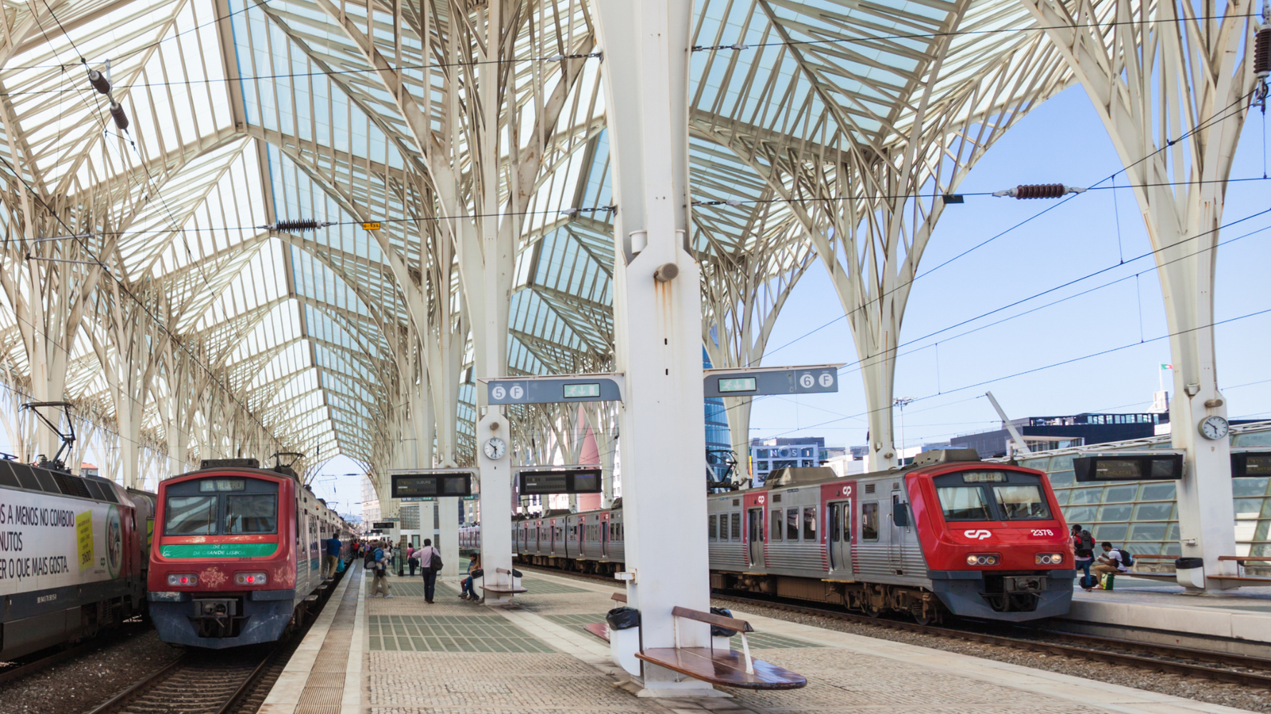 Gare de Lisbonne et trains rouges