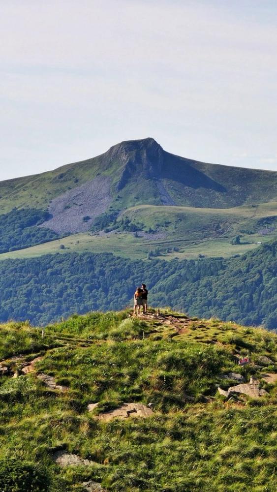 Jérémy et sa compagne devant la montagne