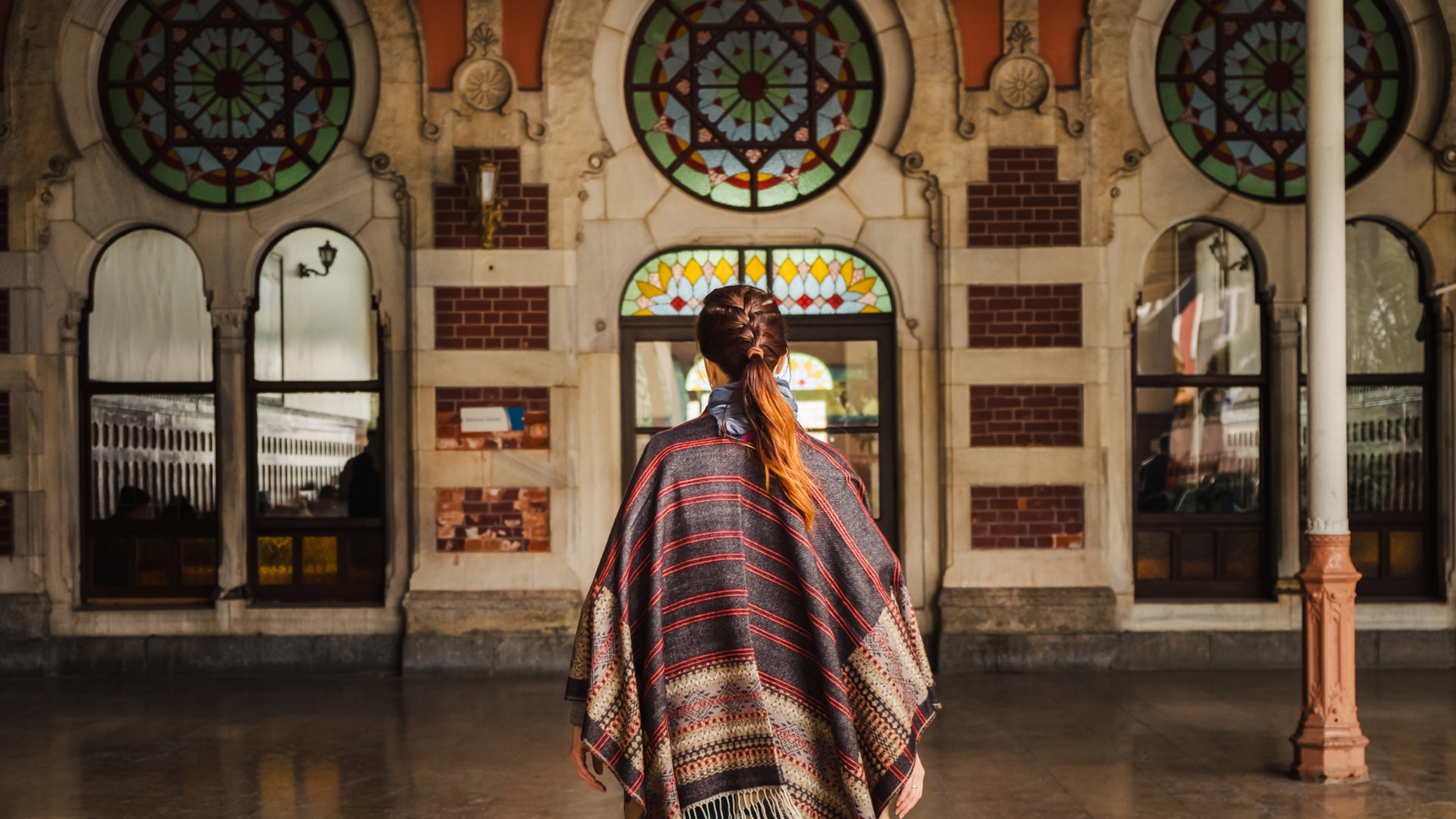 Une femme entrant dans la gare