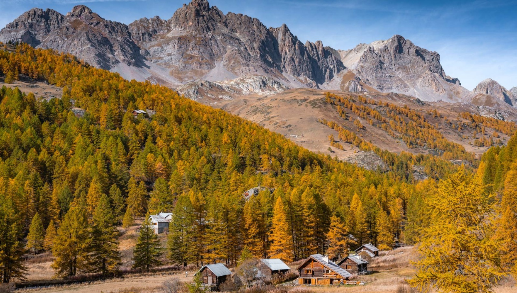 Magnifique paysage de montagne aux couleurs d'automne