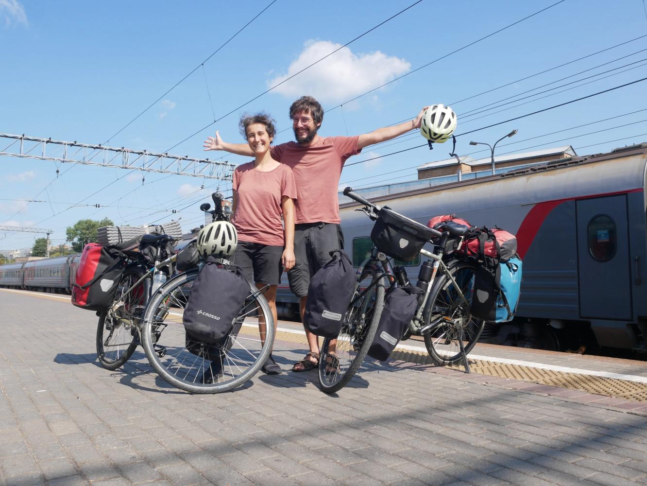 Le couple et leurs vélos devant le train