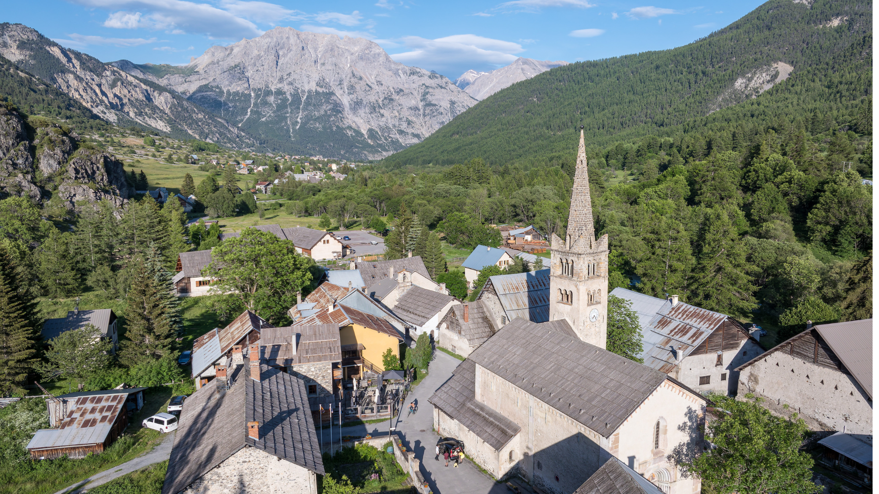 Vue du village en été avec la montagne en arrière plan