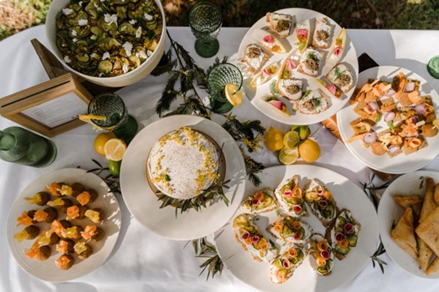 © Margot Hamonic  - Traiteur végétarien Mesdames et Messieurs, ceci est une table 100 % végé ! Alors, ça donne plutôt envie non ? 