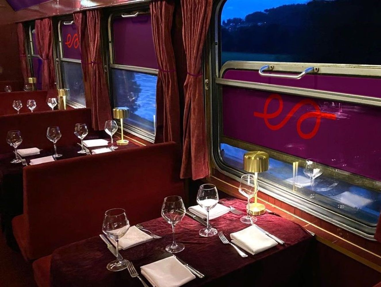 Photo d'une voiture-restaurant à bord d'un train de nuit European Sleeper