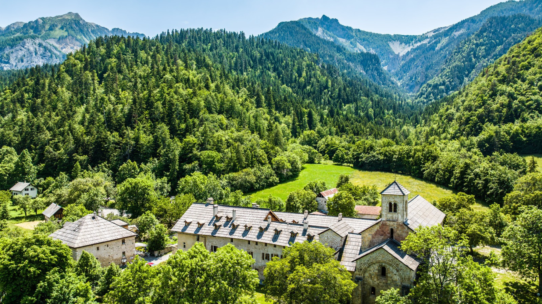 L'abbaye de Boscodon devant les montagnes