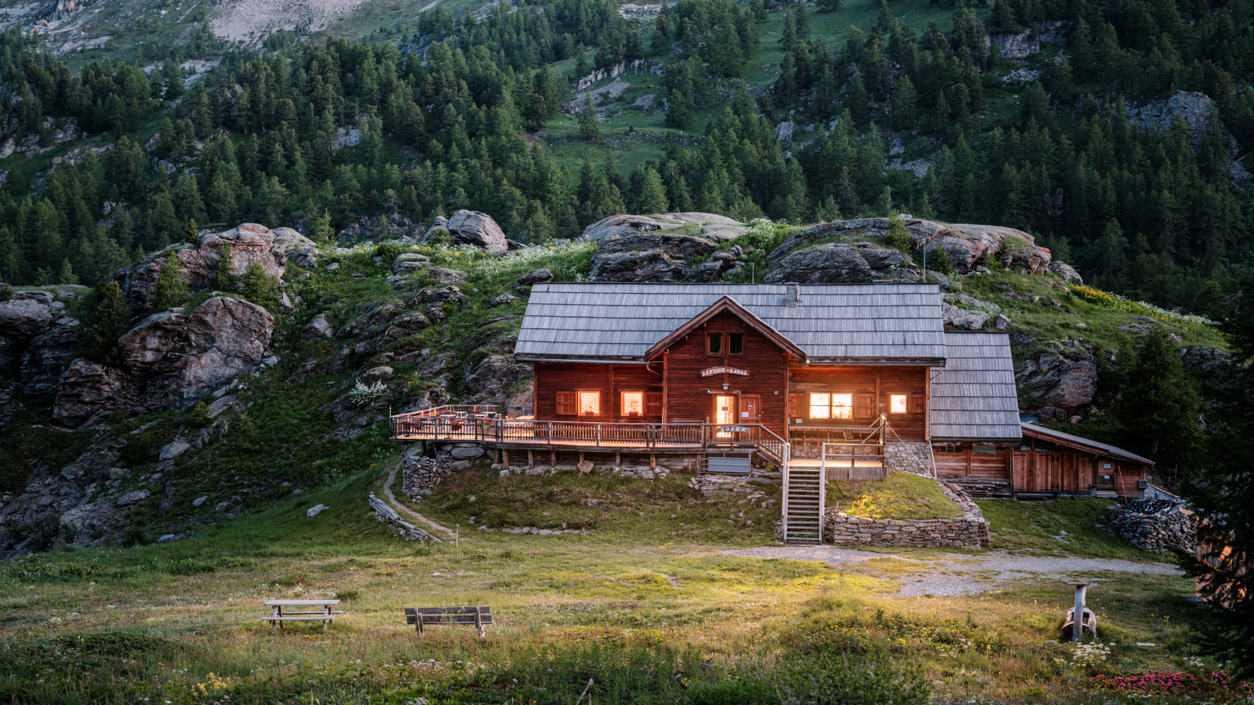 Refuge en bois dans la montagne, en été