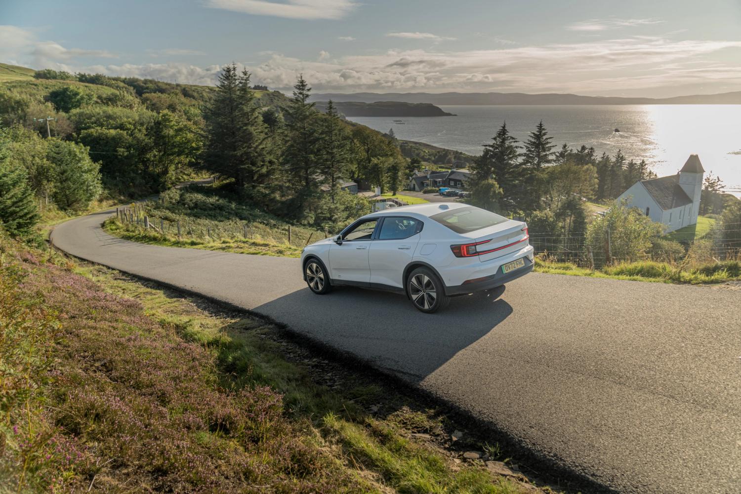 Voiture électrique sur la route avec paysages écossais