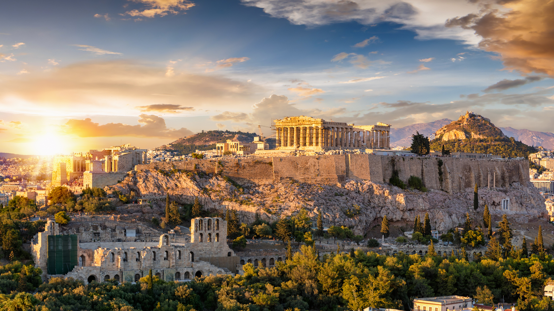 Vue sur l'Acropolis et le Parthénon d'Athènes lors d'un coucher de soleil