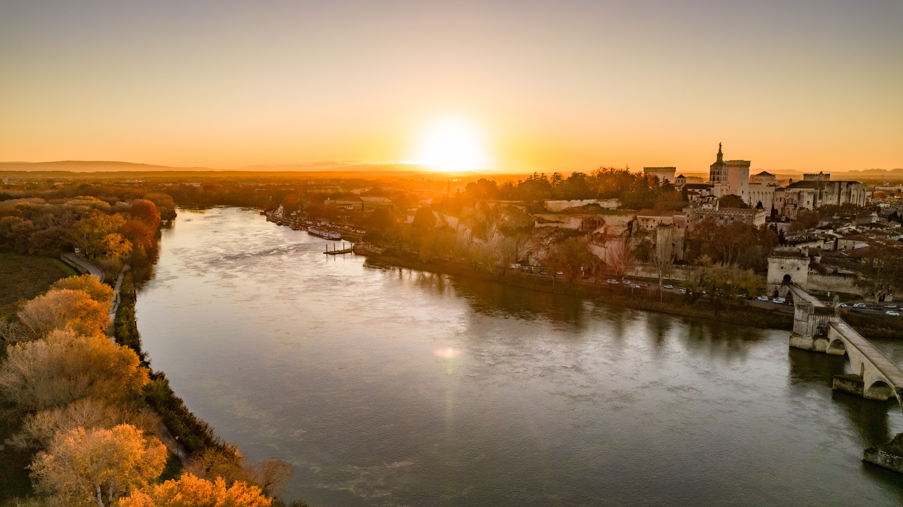 Vue sur le Rhône au coucher du soleil