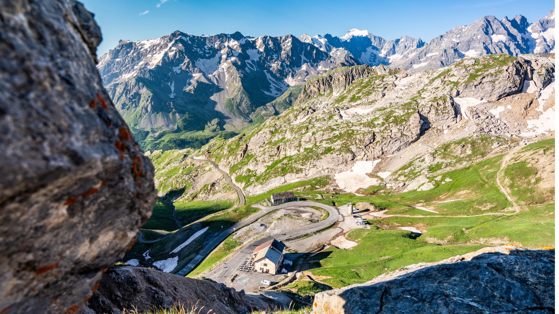 Superbe paysage de montagne en été avec le refuge du Galibier au centre