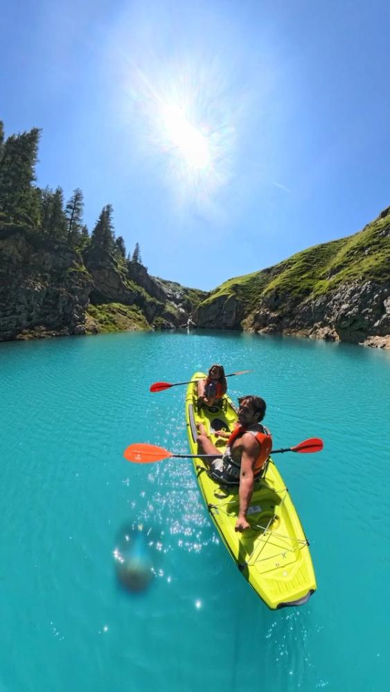 Jérémy et sa compagne sur un kayak au milieu du lac