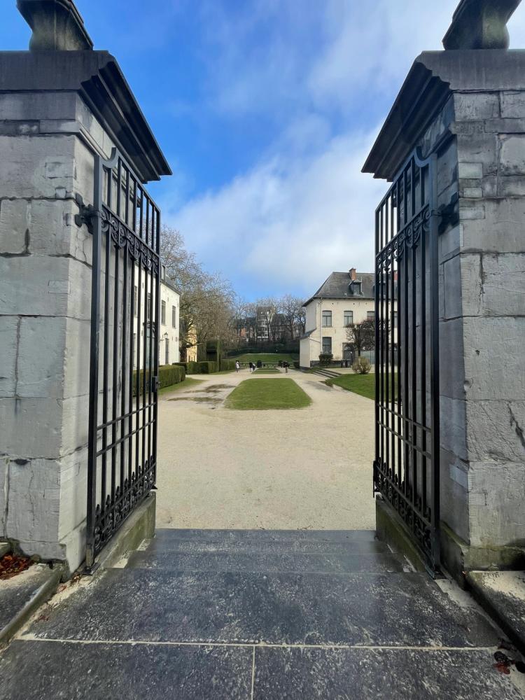 L'entrée du beau jardin de l'abbaye