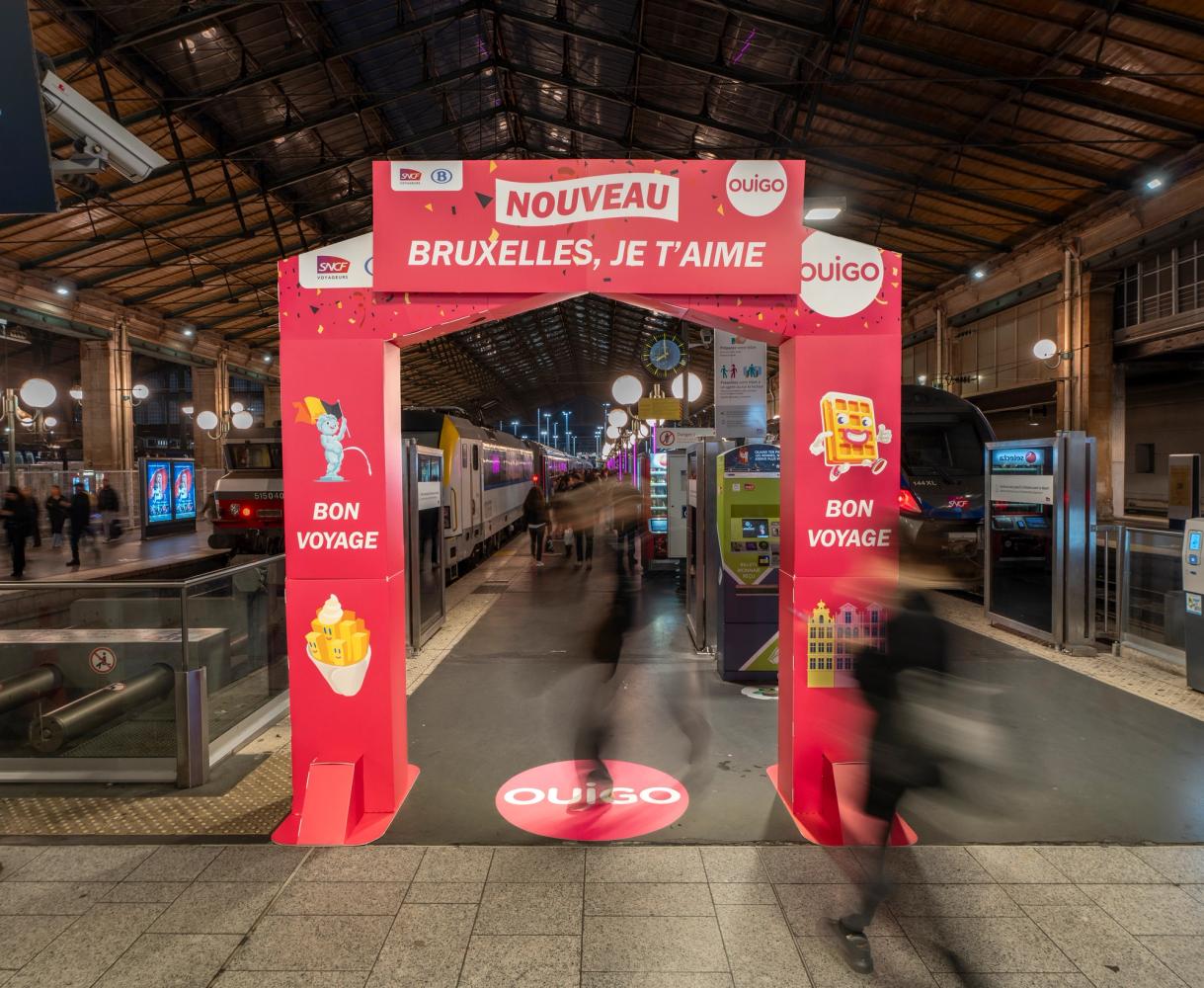 Panneau d'ouverture de la nouvelle ligne de train OUIGO Paris-Bruxelles à la gare