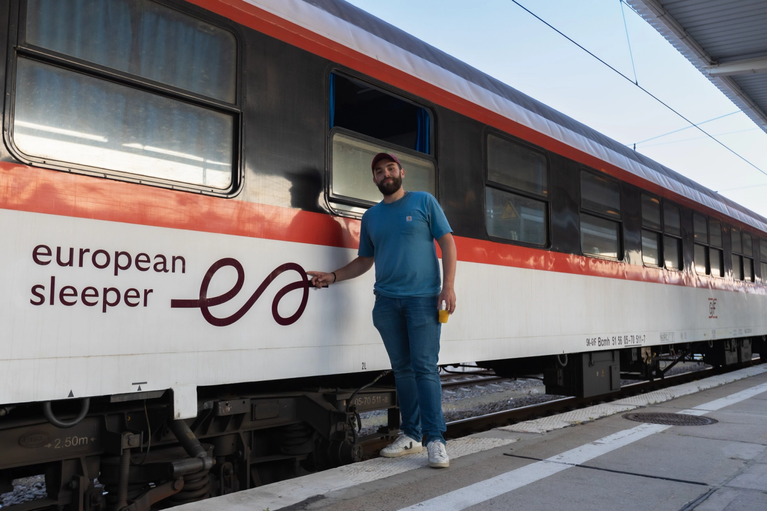 Thibault Constant de la chaîne Youtube @SimplyRailway devant un train de nuit European Sleeper