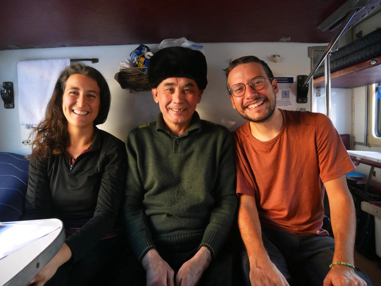 Le couple avec un homme rencontré dans le train Kazakh