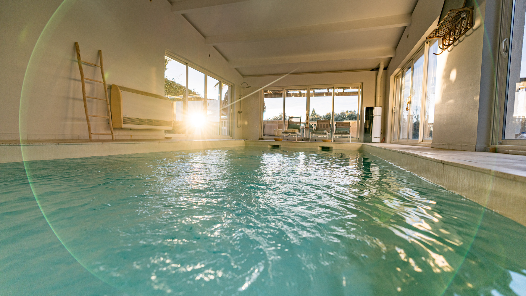 Piscine intérieure de la Villa des Petits Gardons