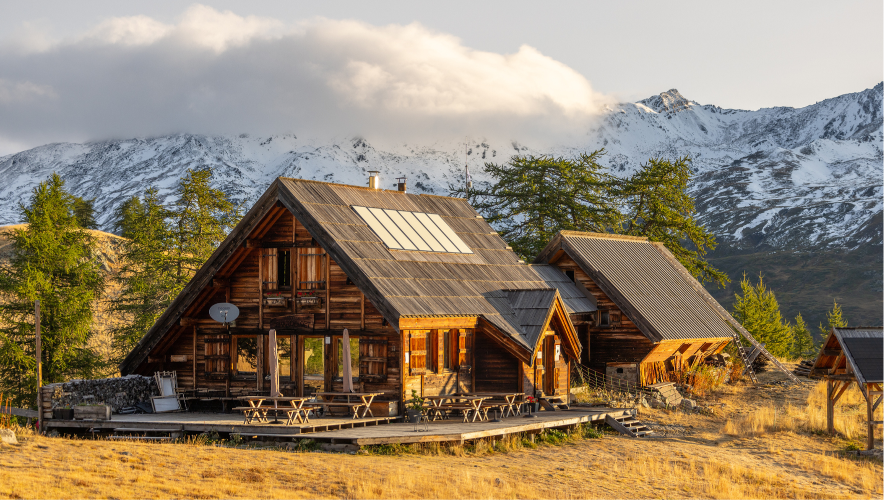 Le refuge en bois l'été en plein jour