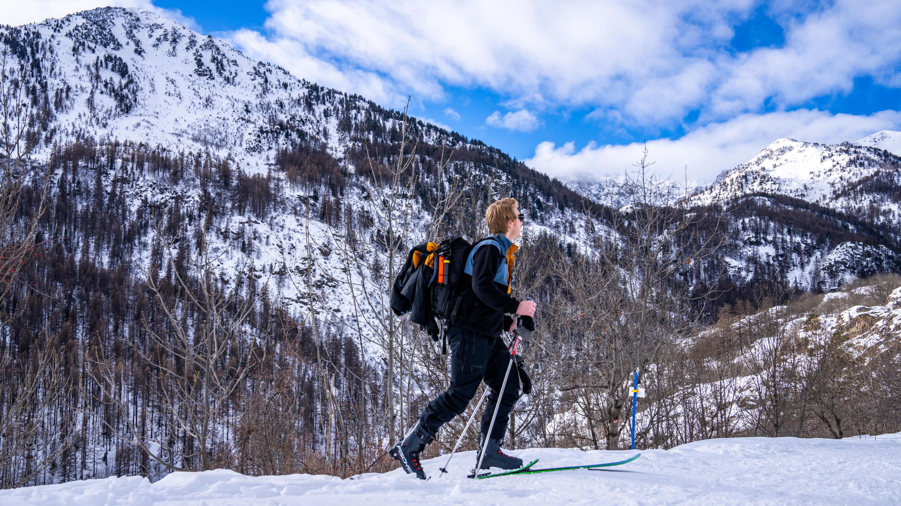 Benjamin en ski de rando à la montagne