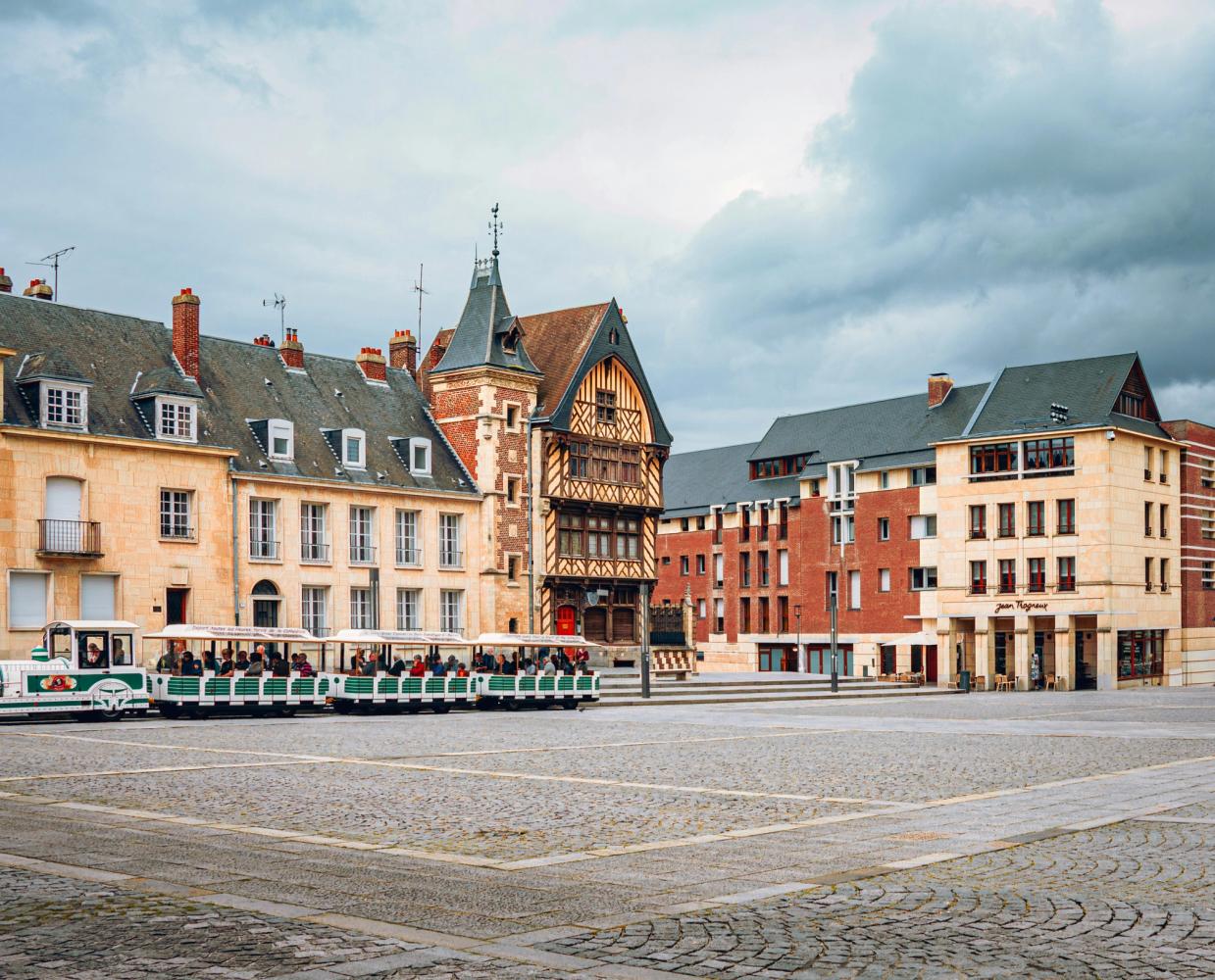 Image 0: Amiens