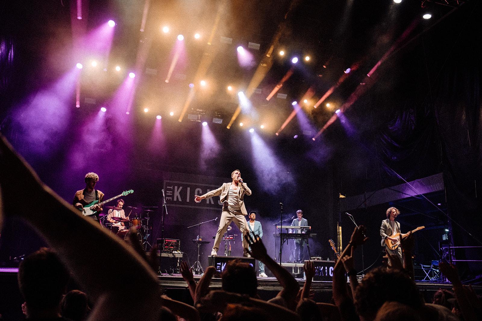 Foto van The Kicks tijdens een optreden 1