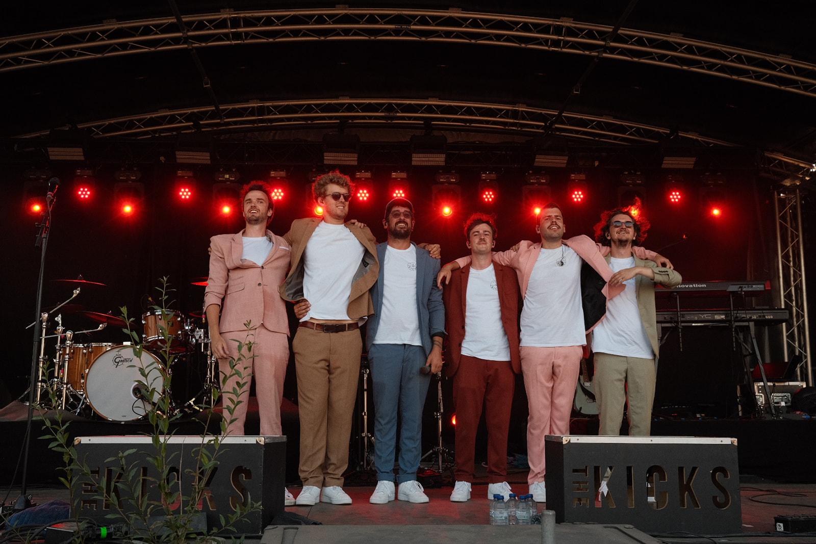 Foto van The Kicks tijdens een optreden 2