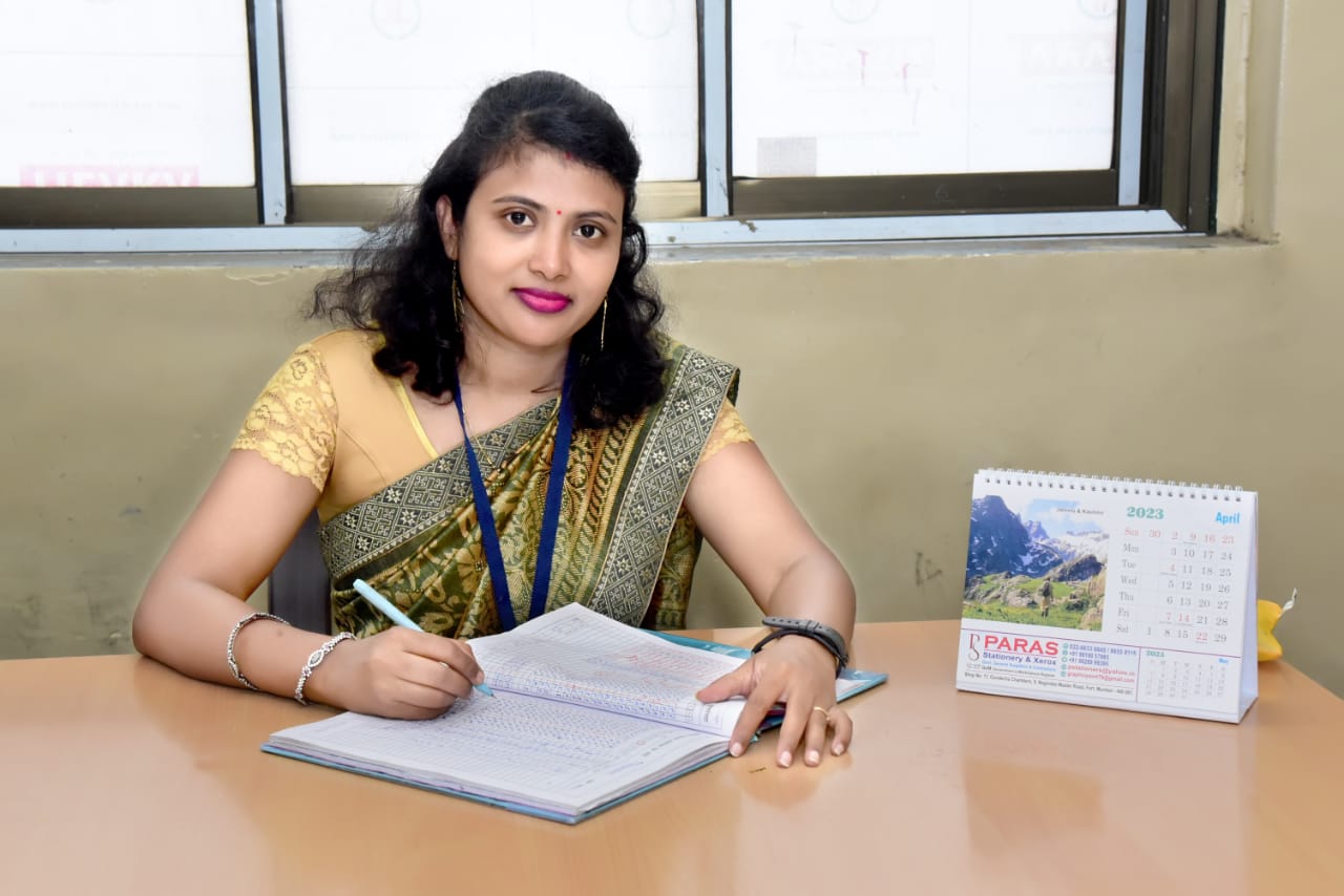 राज्यस्तरीय नवोपक्रम स्पर्धेत देवनार कॉलनी मनपा शाळा क्र. ०१ च्या श्रीमती मनिषा बोरकर यांना राज्यात चौथा क्रमांक