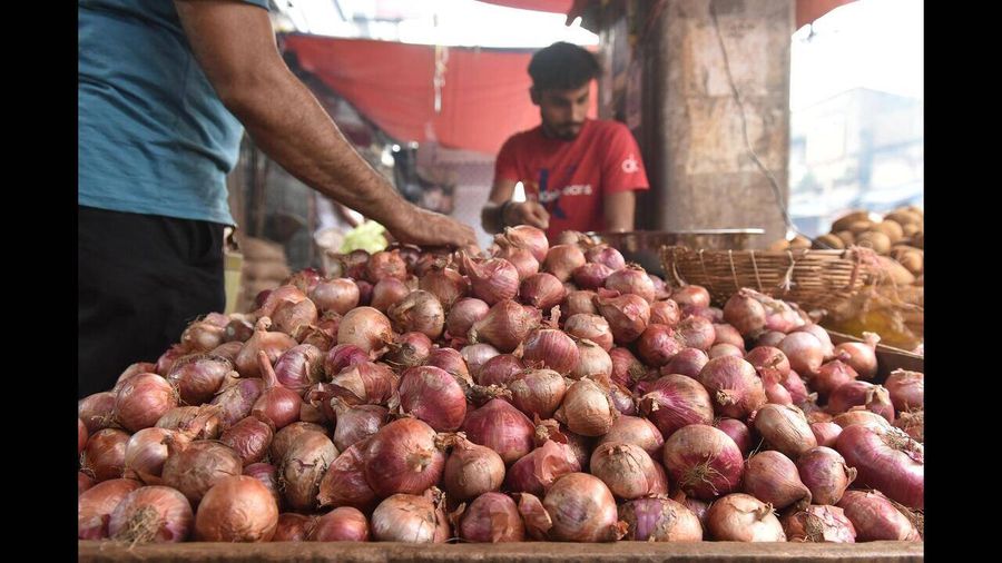 प्याज की कीमतें बढ़ीं, सीमित ताजा आपूर्ति के कारण