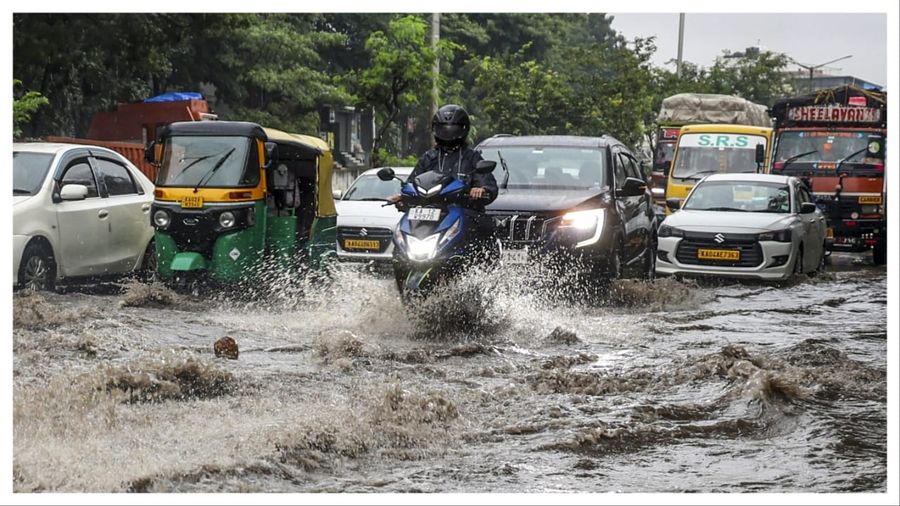 भारत में तेज हवाएं और बारिश की चेतावनी, कई राज्यों पर निगरानी