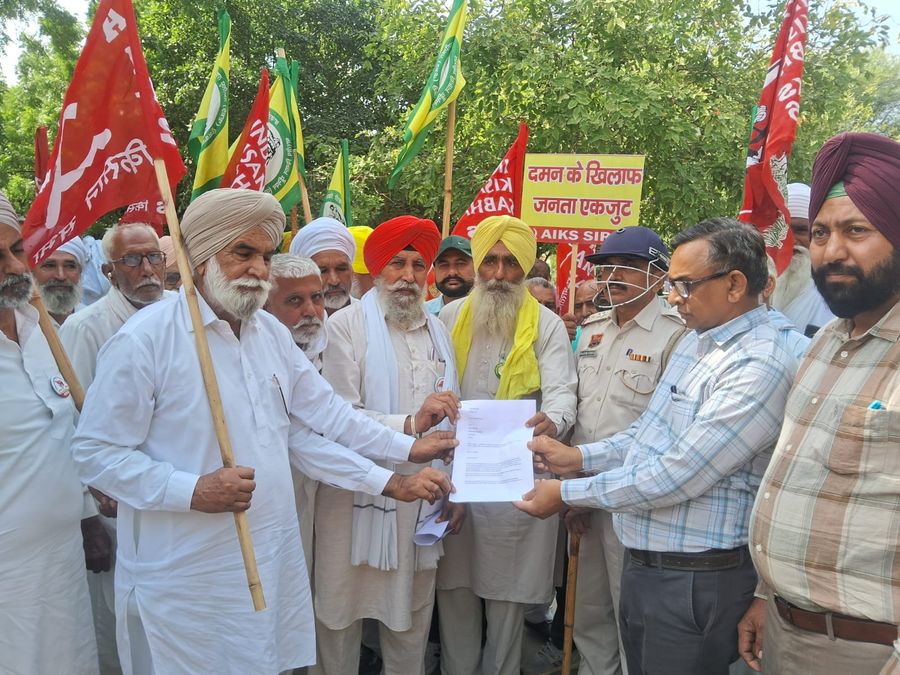 सिरसा में किसानों का जोरदार प्रदर्शन, चुनाव आयोग के अध्यक्ष को हटाने की मांग