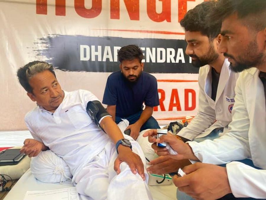 सोनम वांगचुक यांचे जंतर-मंतरवर उपोषण सुरू; सरकारशी चर्चेची मागणी