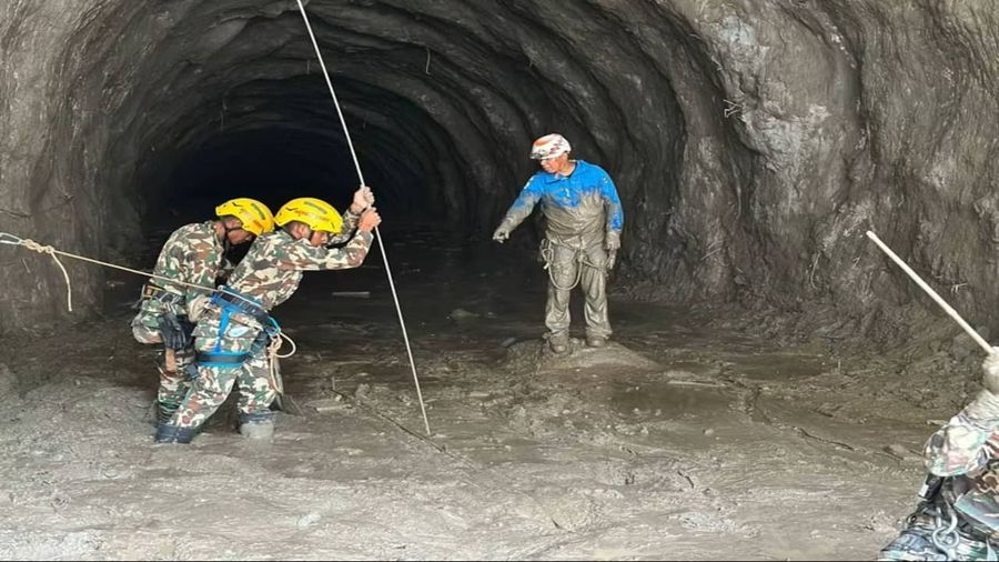 नेपाळच्या वाऱ्यात झालेल्या विध्वंसानंतर नऊ दिवसांनी बुडालेल्या ट्युनेलमधून दोन कामगारांना सुटका