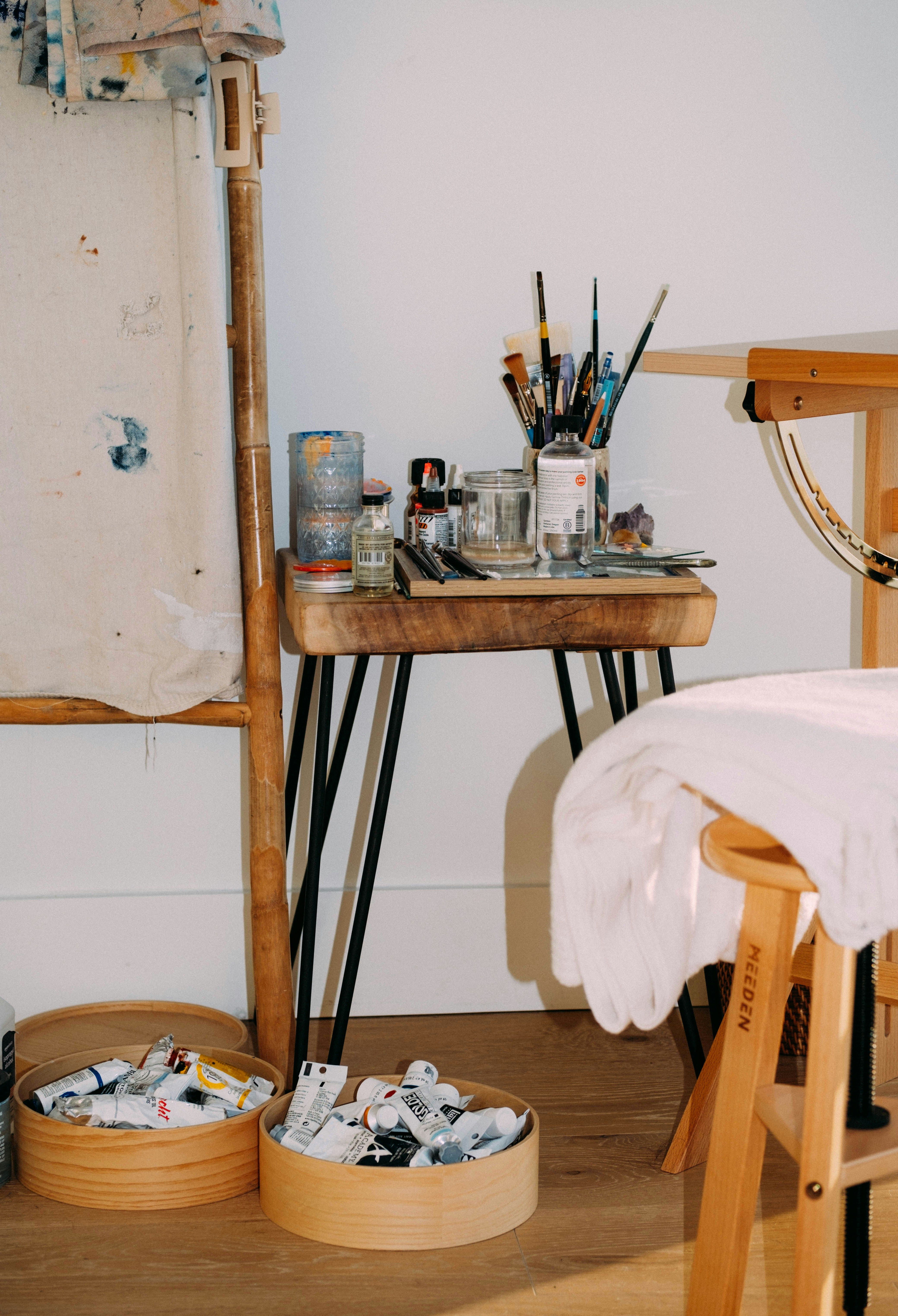 A room with an easel and paintbrushes.