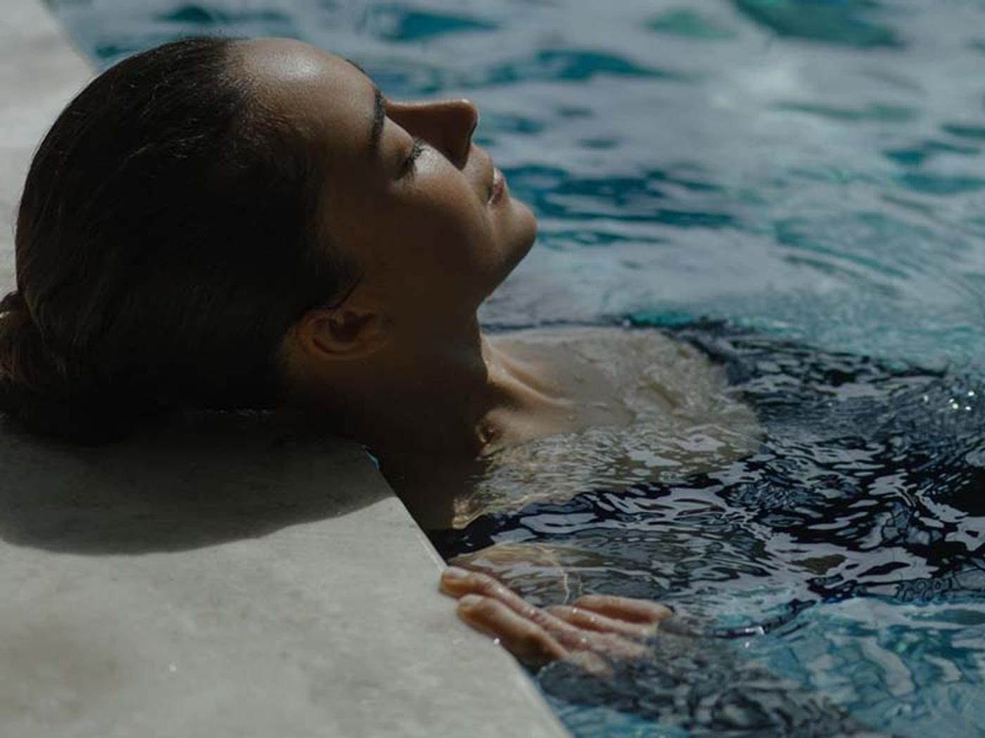 Guest relaxing at the edge of the spa pool at Delta Hotels St. Pierre Country Club