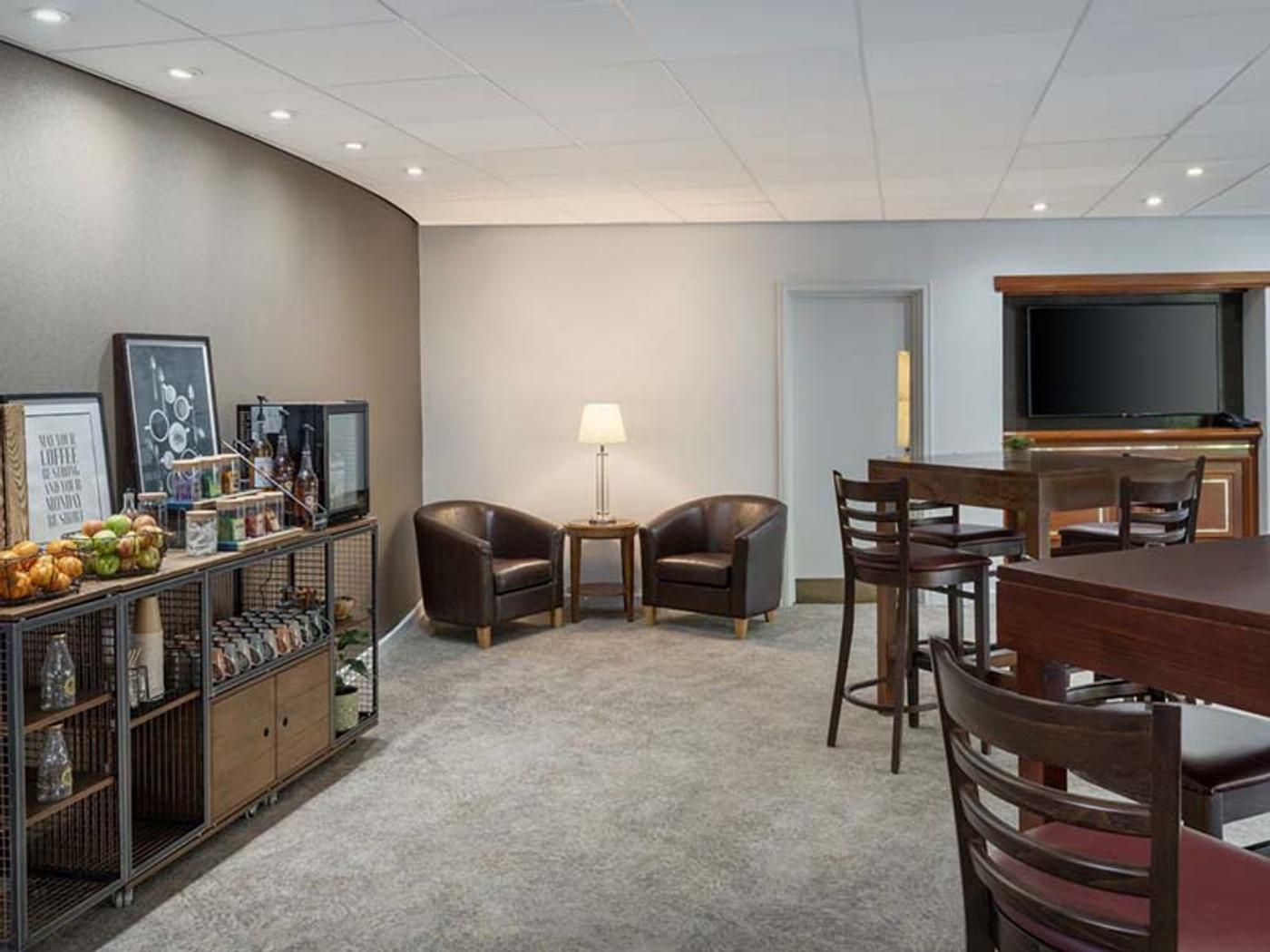 Lounge and refreshment area with armchairs at Delta Hotels by Marriott Tudor Park Country Club