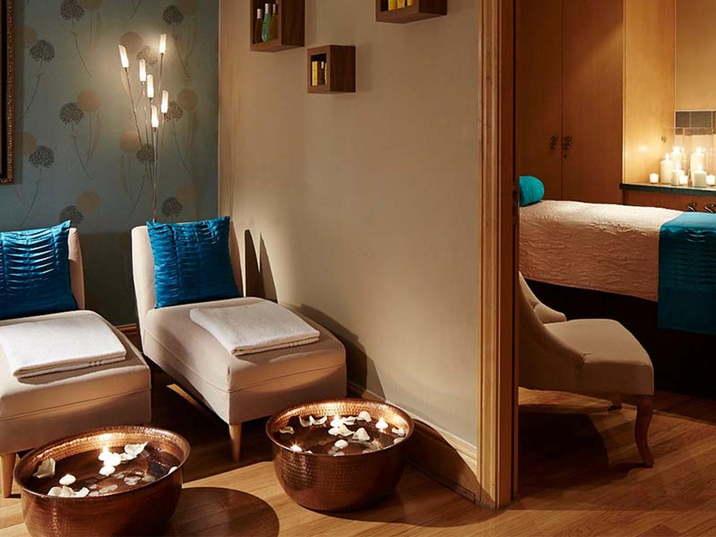 Relaxation lounge with candlelit seating at Delta Hotels by Marriott Tudor Park Country Club's spa