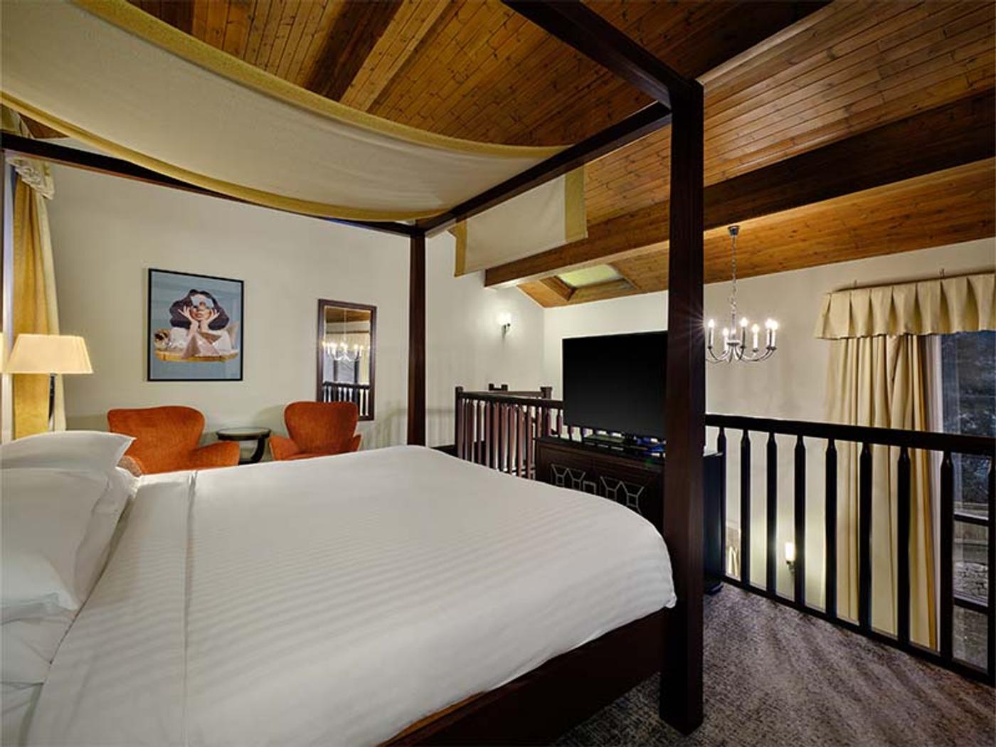 Lakeview Honeymoon Suite four-poster bed at Delta Hotels St. Pierre Country Club