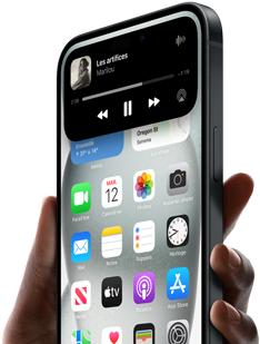Un iPhone 15 dans une main; Dynamic Island affiche les informations d’un trajet de covoiturage.