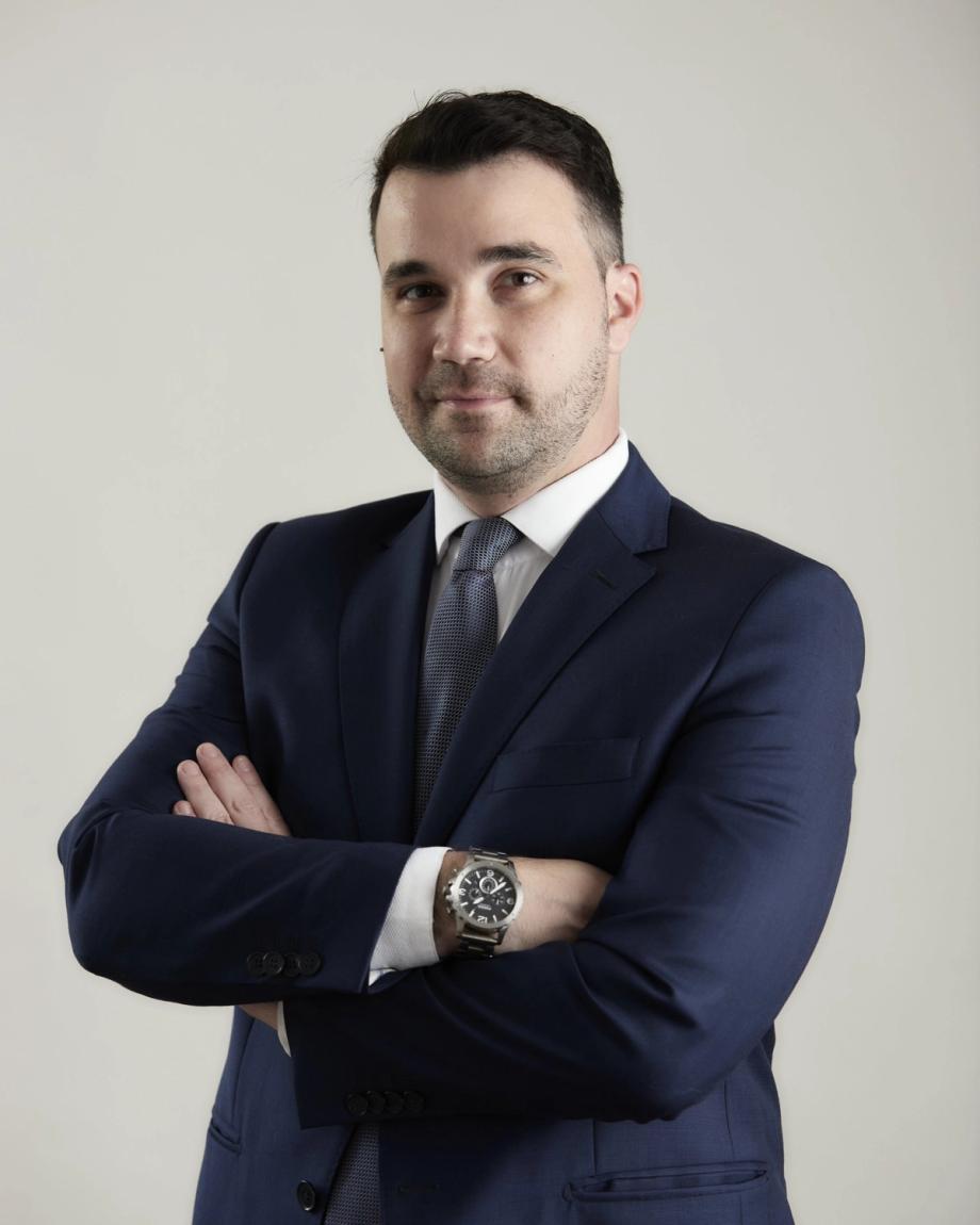 Retrato do advogado de terno azul-marinho, braços cruzados