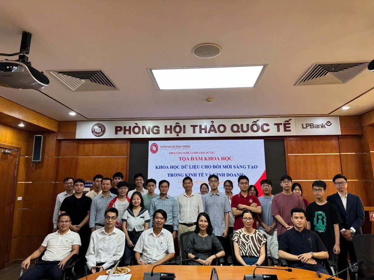 Toan canh Toa dam voi cac dien gia va sinh vien tai Phong Hoi thao Quoc te — Truong DH Ngoai thuong ngay 3/7/2026