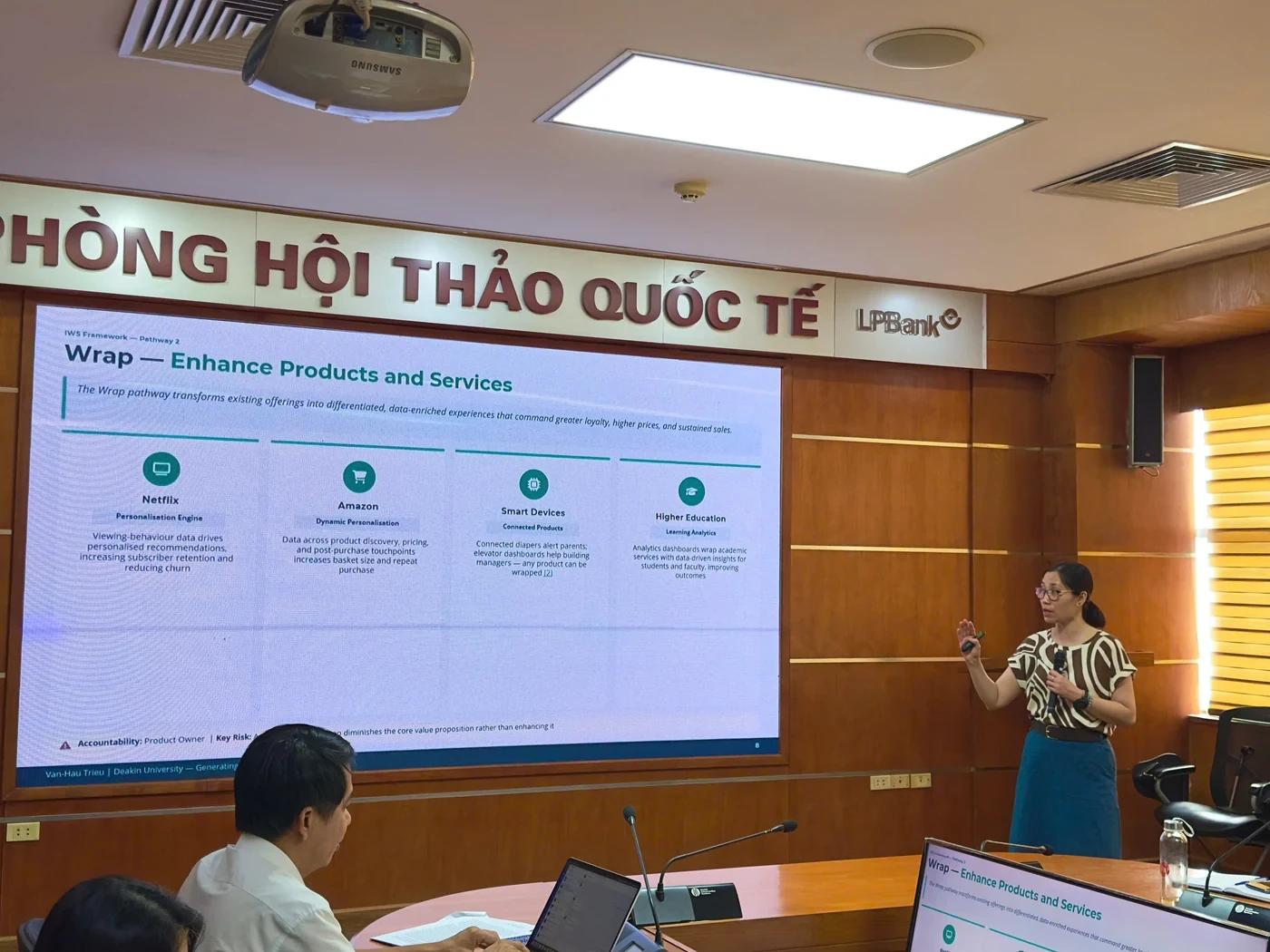 Prof. Van-Hau Trieu (Deakin Business School, Uc) trinh bay bao cao “Generating Value from Data” voi khung IWS Framework