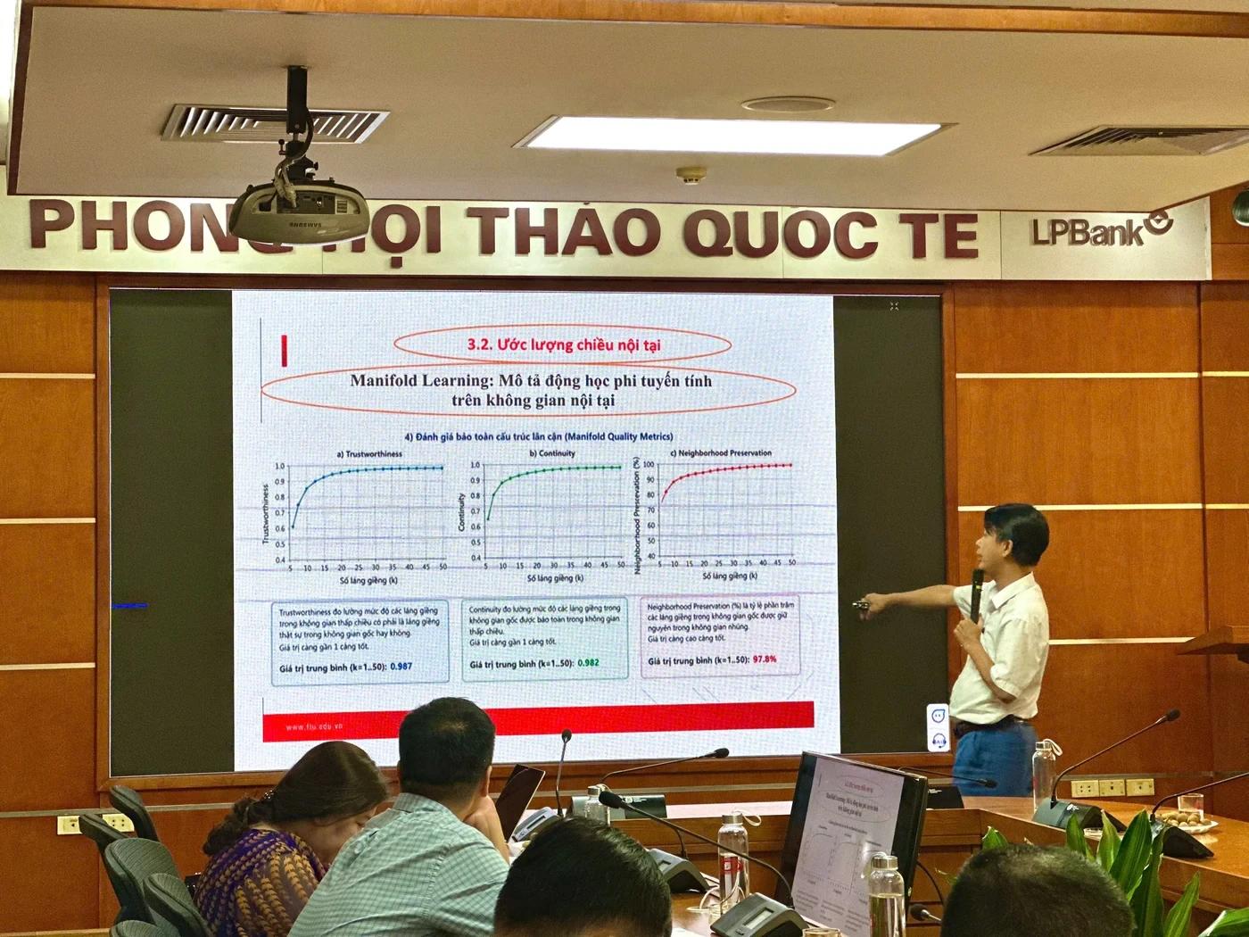 TS. Phung Duy Quang (DH Ngoai thuong, Co van Cap cao iruKa Edu) trinh bay ve Manifold Learning trong phan tich du lieu kinh te Viet Nam
