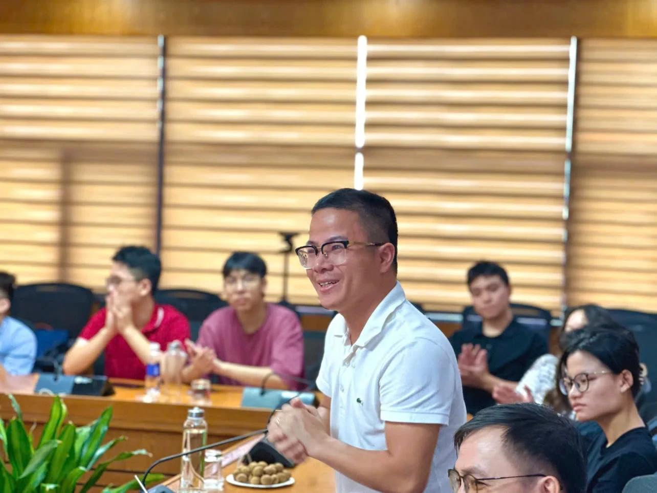 CEO Vu Ngoc Dao phat bieu tai Toa dam — khan gia va cac nha nghien cuu vo tay tan thuong