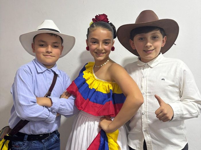 Niños del semillero, una niña con vestido tricolor