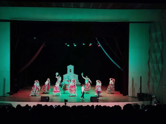 El elenco completo en el escenario