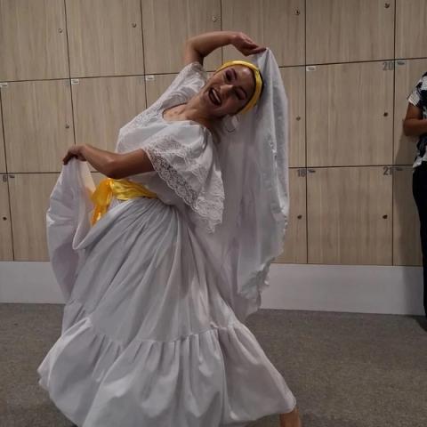 Bailarina con pollera blanca en pleno giro