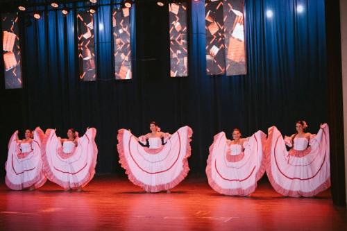 Bailarinas con pollera blanca y roja abiertas al unísono