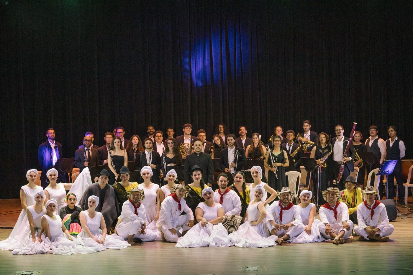 Foto grupal del elenco y la banda en el escenario