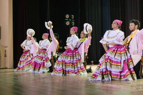 Bailarinas con traje campesino y sombrero